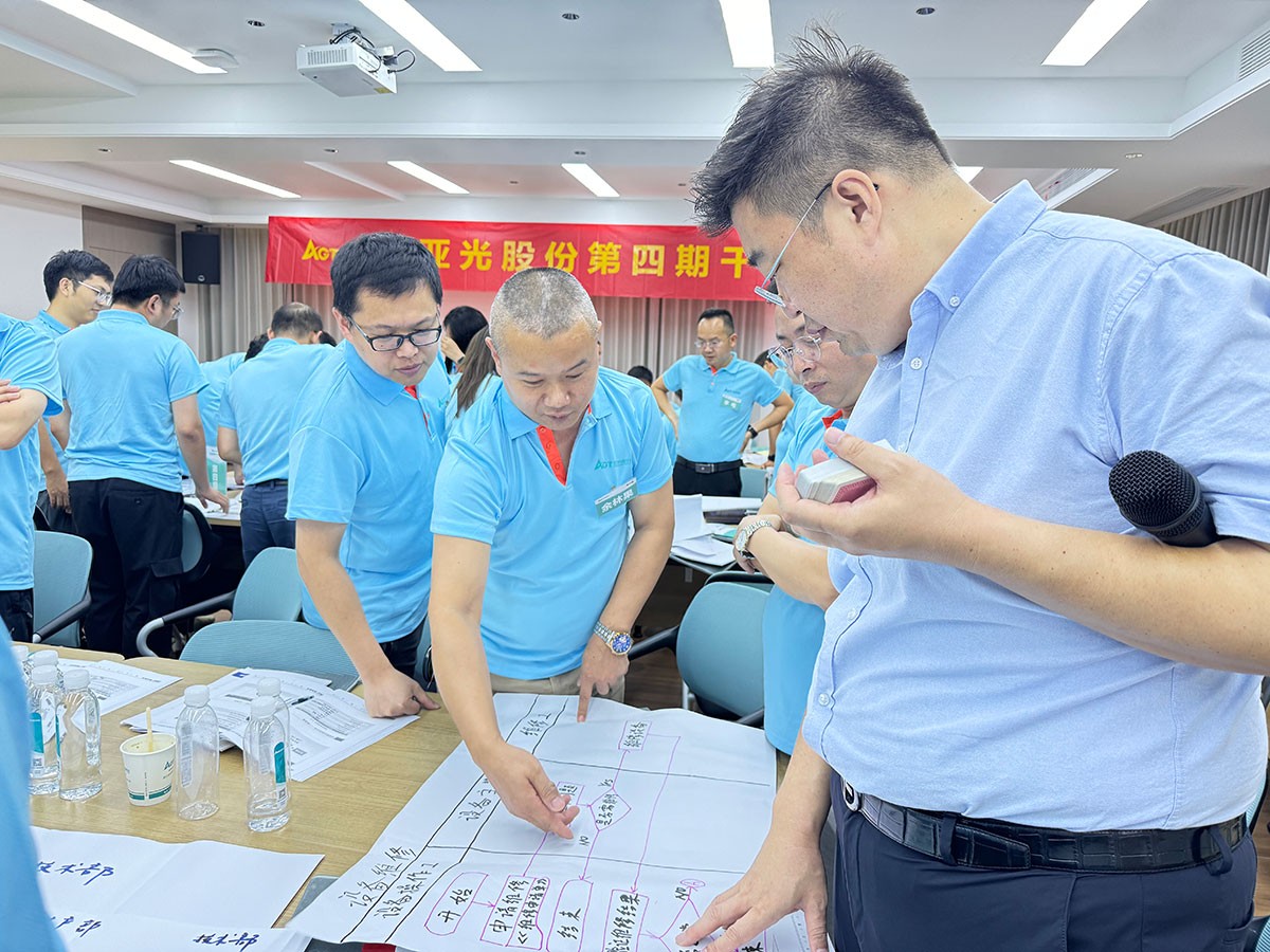丁云峰教员携带学员们进行实战演习